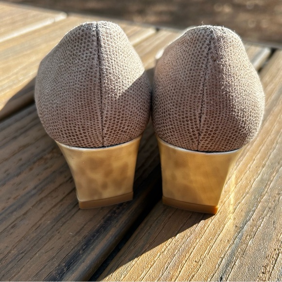 Stuart Weitzman EUC Size 5 Wedge Pearl Tortoise Heel MSRP $475 Textured Leather - Picture 4 of 9